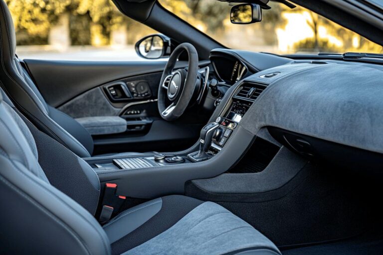 Alcantara dans voiture : avantages, inconvénients et entretien