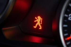 Voyant triangle orange Peugeot 207 : causes et solutions