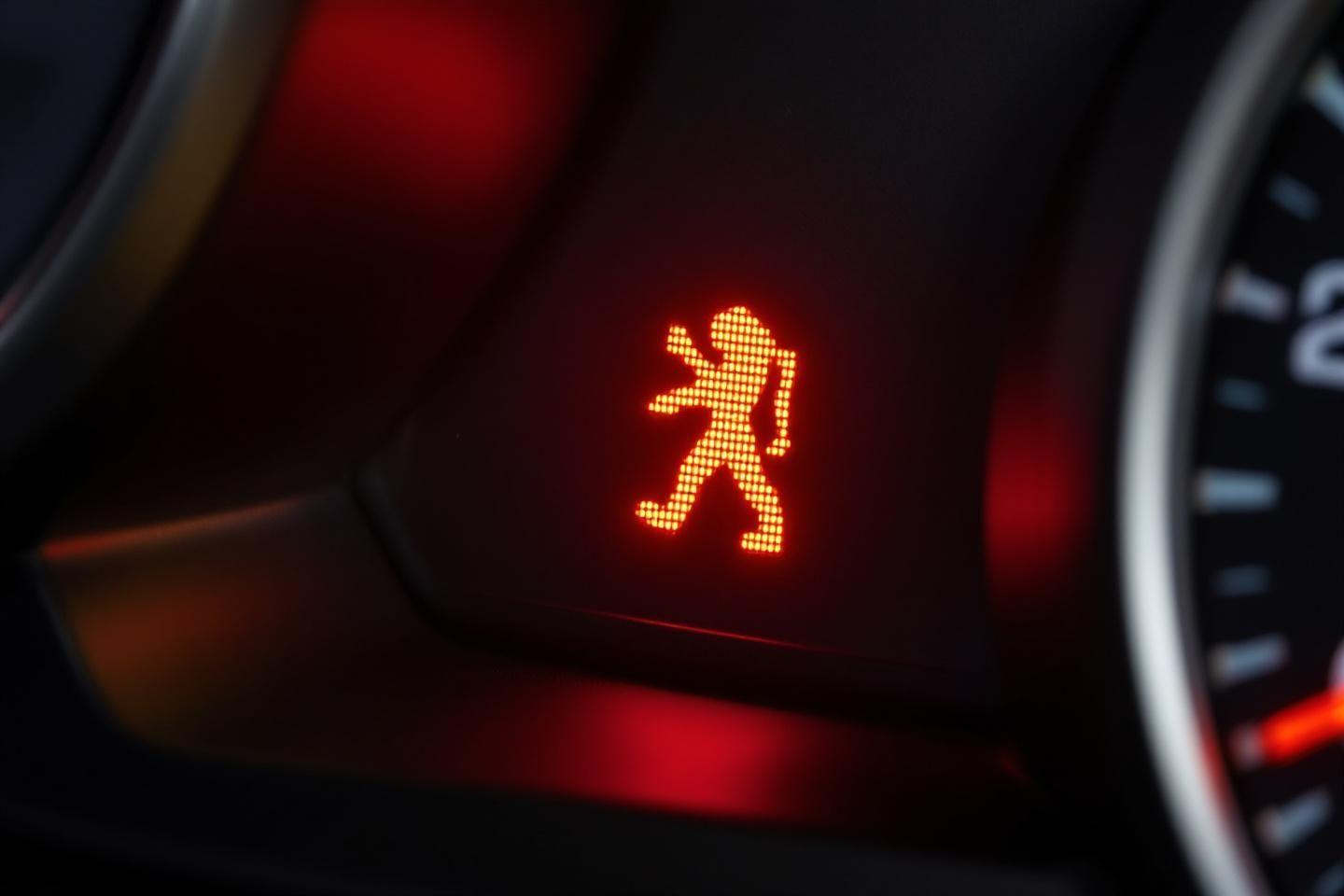 Voyant triangle orange Peugeot 207 : causes et solutions