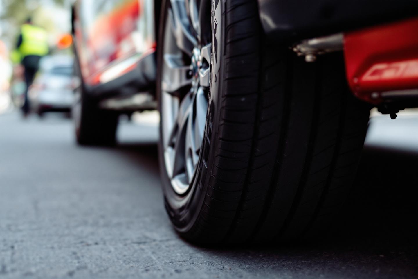Bruit de roulement des pneus : causes et solutions