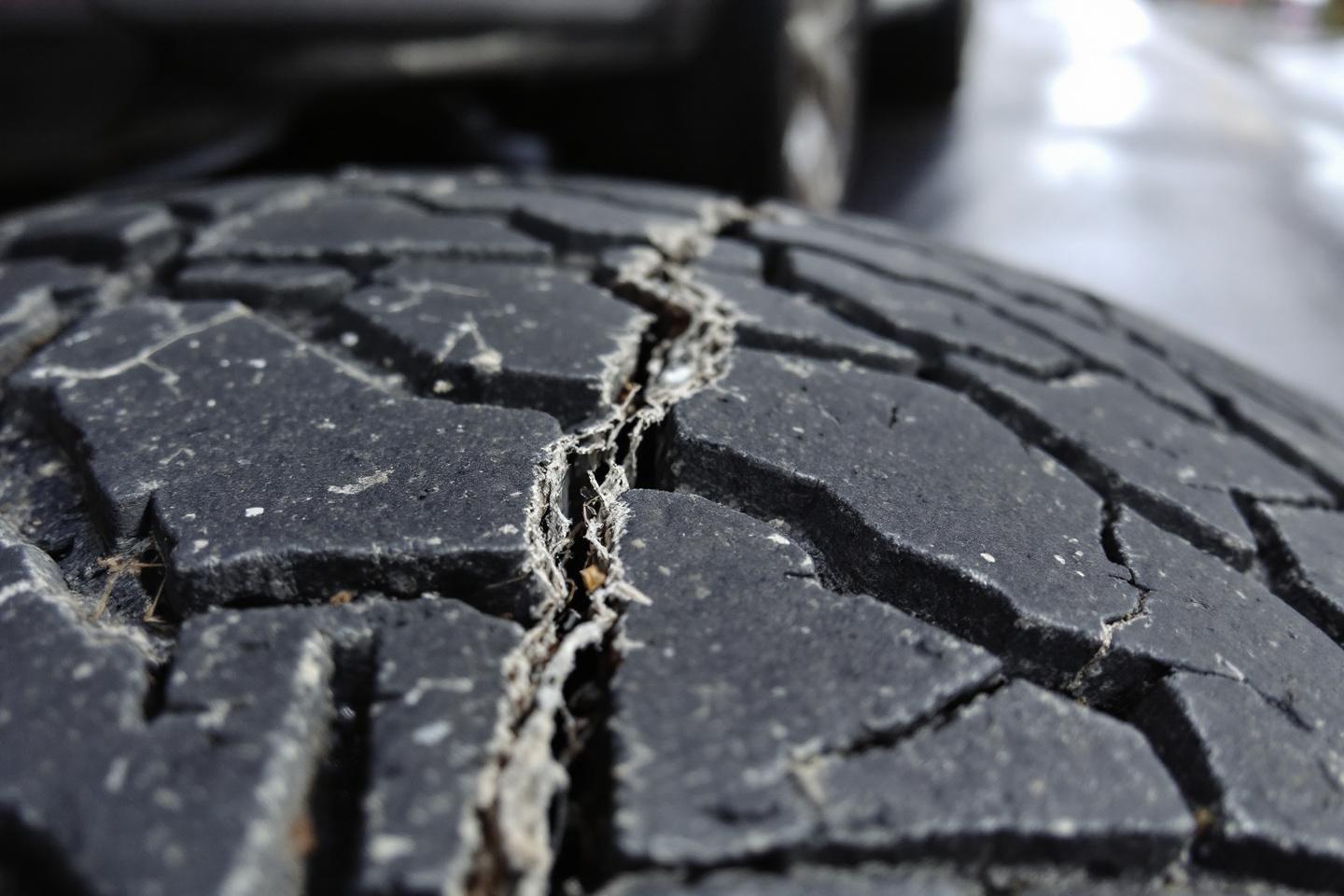 Pare-brise fissuré : dangers et solutions pour rouler en sécurité