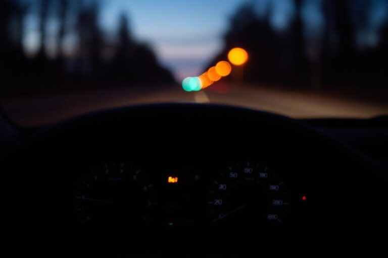 Guide complet des voyants de voiture : comprendre et réagir