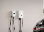 Borne de recharge murale dans un garage de maison avec voiture électrique branchée
