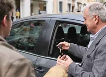 Remise des clés d'une voiture entre un propriétaire et un locataire dans une rue de ville